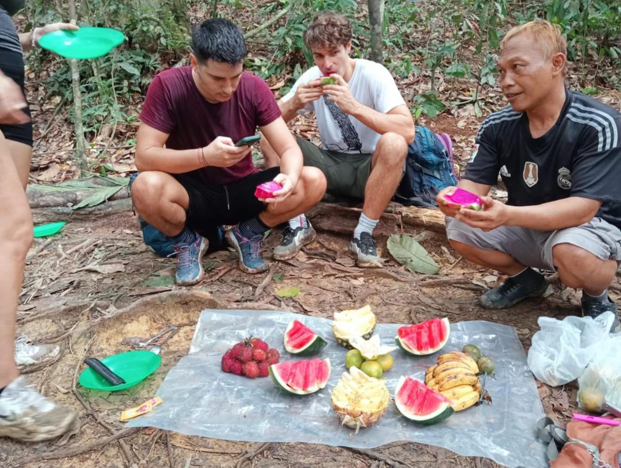 Landak River Guest House Only Trekking With Us Bukit Lawang Exterior photo